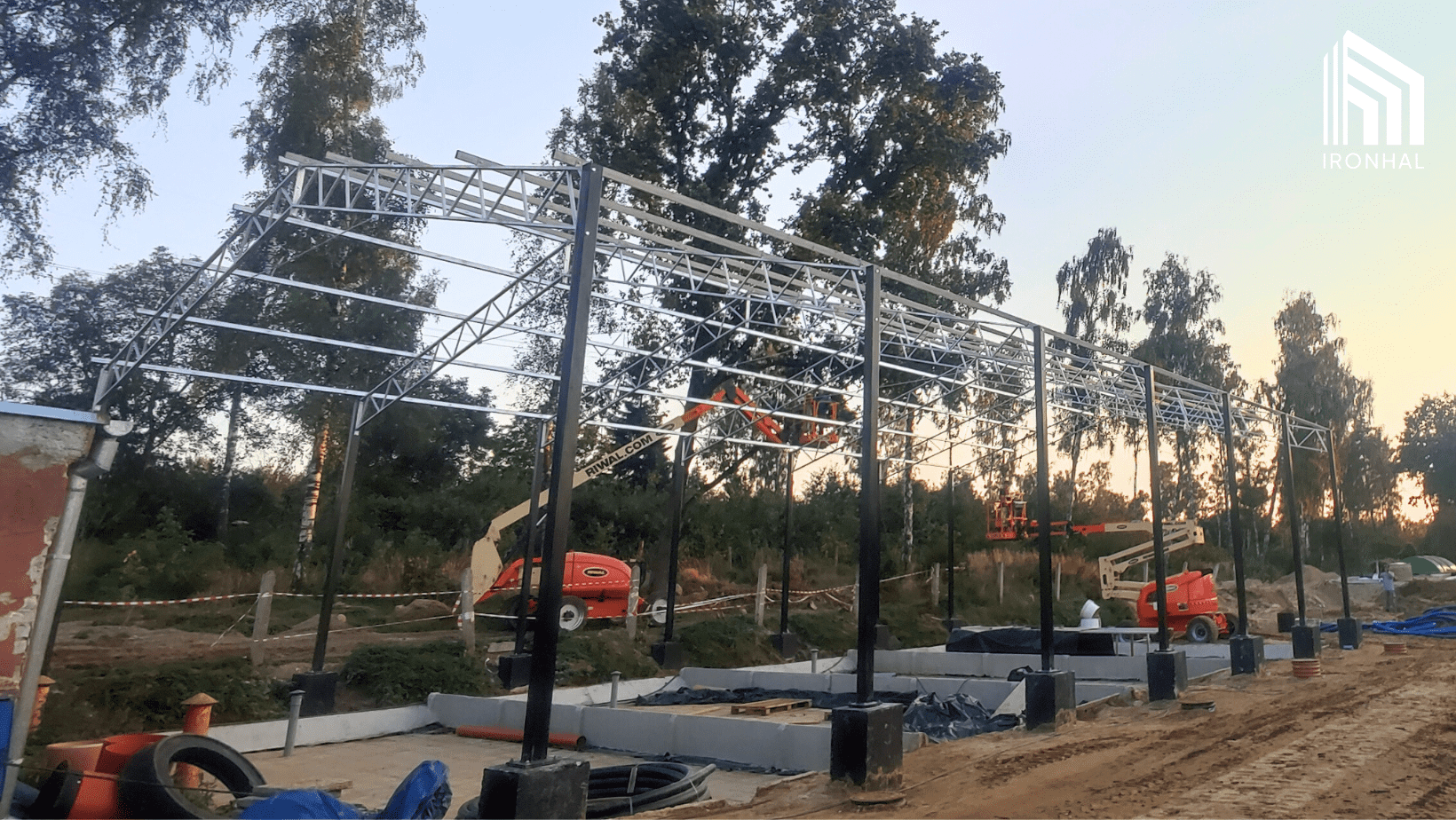 ironhal-Hale i garaże z płyt warstwowych