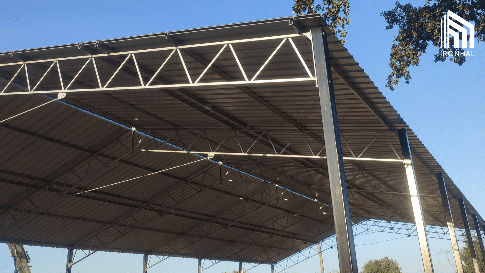 ironhal-Hale i garaże z płyt warstwowych