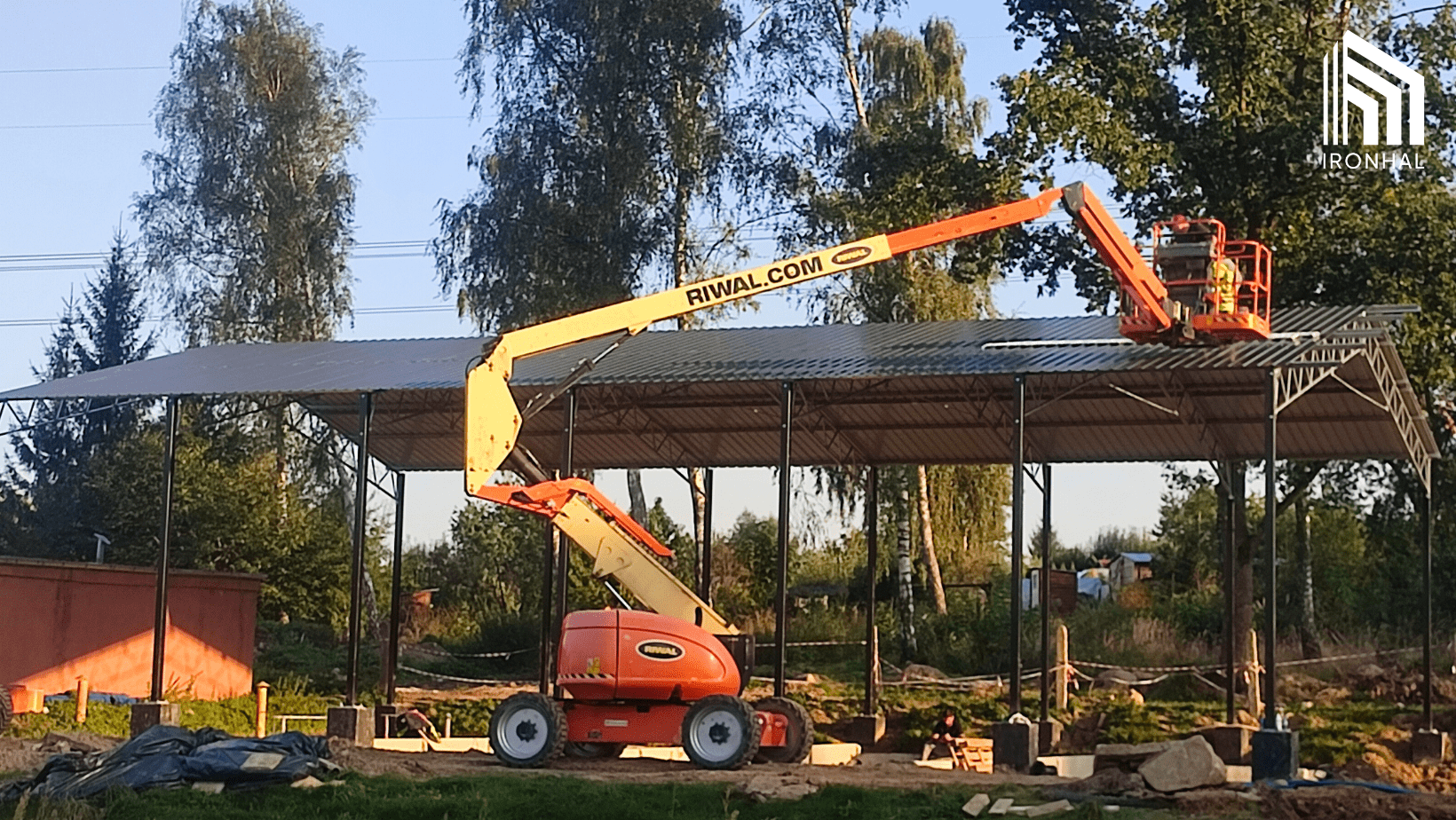 ironhal-Hale i garaże z płyt warstwowych