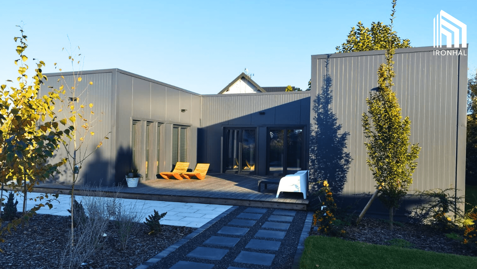 ironhal-Hale i garaże z płyt warstwowych