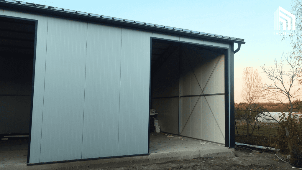 ironhal-Hale i garaże z płyt warstwowych